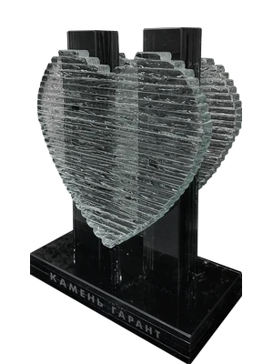 Элегантная ваза темного цвета в форме сердца